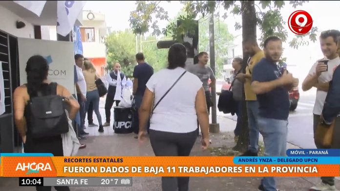 Un grupo de trabajadores despedidos por Enacom se manifestaron este martes en la sede del organismo, en Paraná.