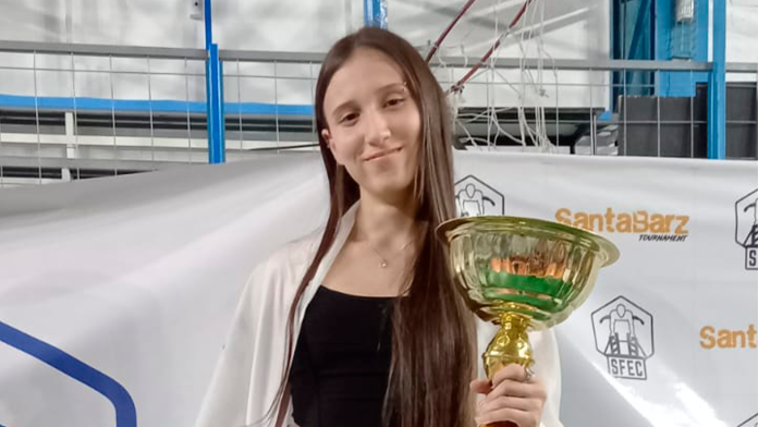 La paranaense Julieta La Peque Cortesi se consagró campeona nacional en la divisional Power Freestyle de calistenia. La cita fue en Santa Fe en el Santa Barz 2K24.