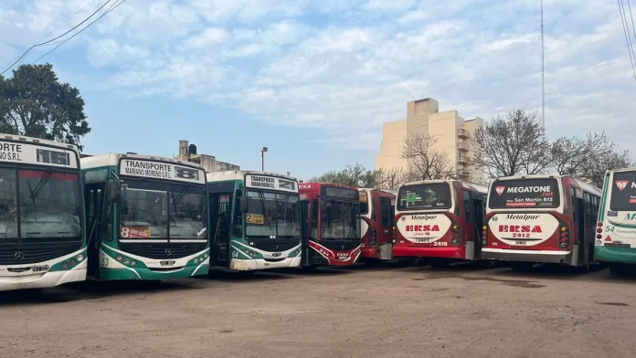 Buses Paraná abonaron una suma fija a choferes.