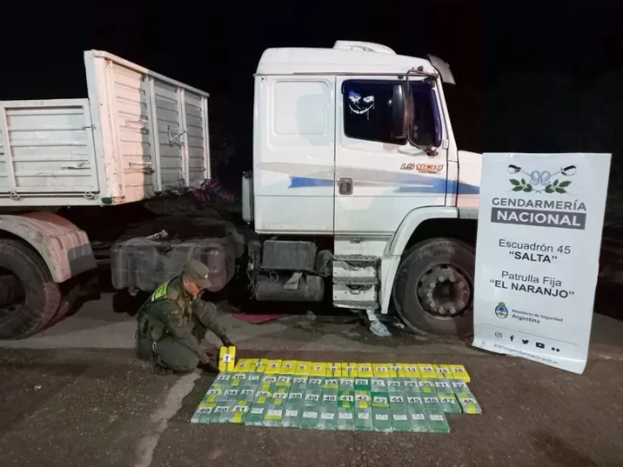Fuerzas de seguridad nacionales incautaron un camión con más de 65 kilos de cocaína, en la provincia de Jujuy.
